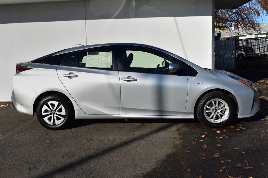 2018 Toyota Prius Three (Natl) photo