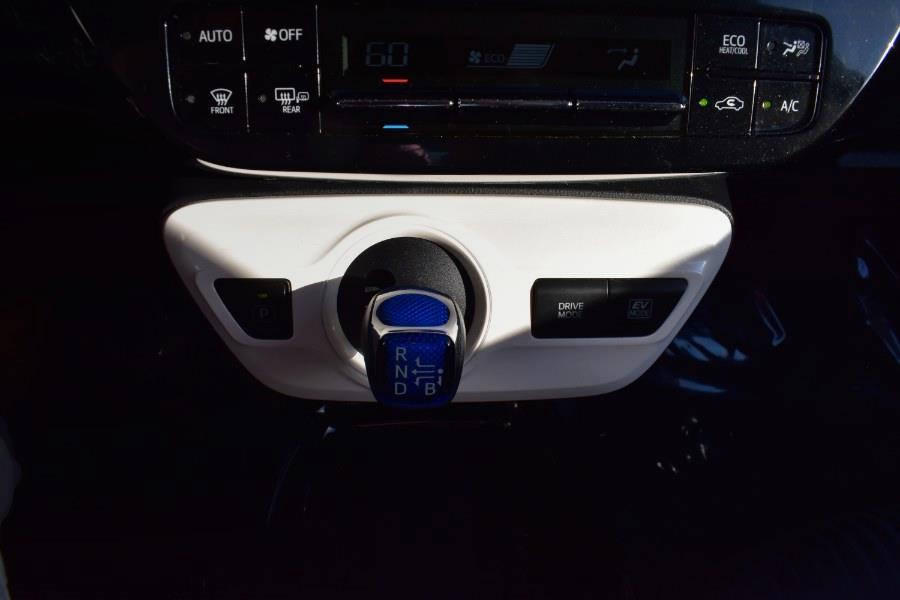 2018 Toyota Prius Three (Natl) photo