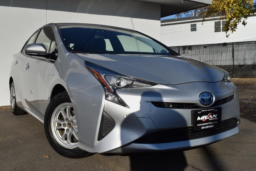 2018 Toyota Prius Three (Natl) photo