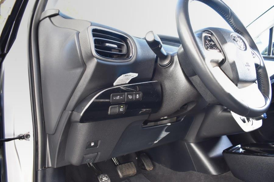 2018 Toyota Prius Three (Natl) photo