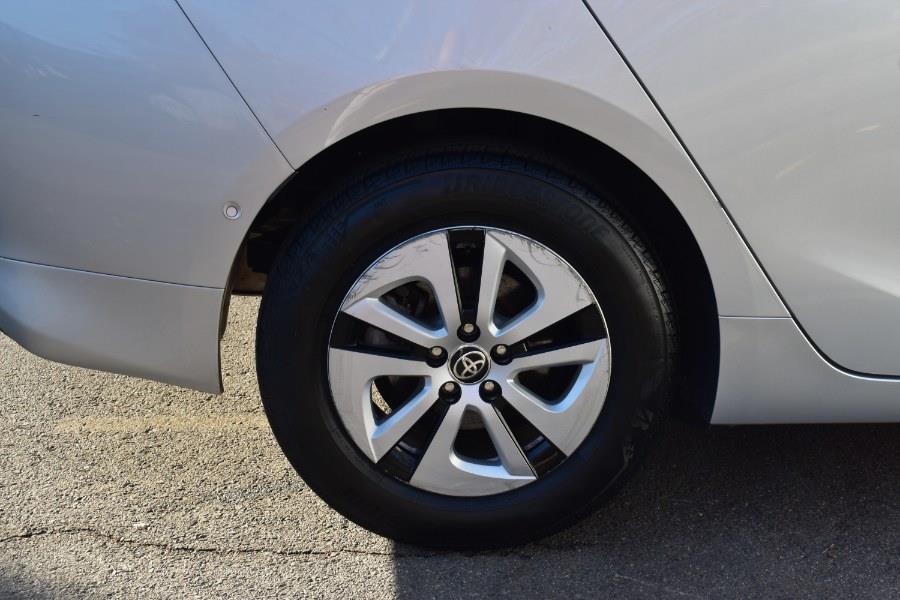 2018 Toyota Prius Three (Natl) photo
