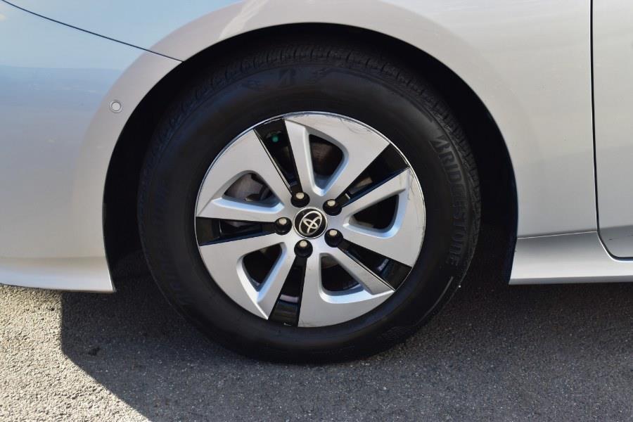 2018 Toyota Prius Three (Natl) photo