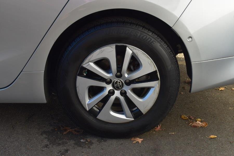 2018 Toyota Prius Three (Natl) photo