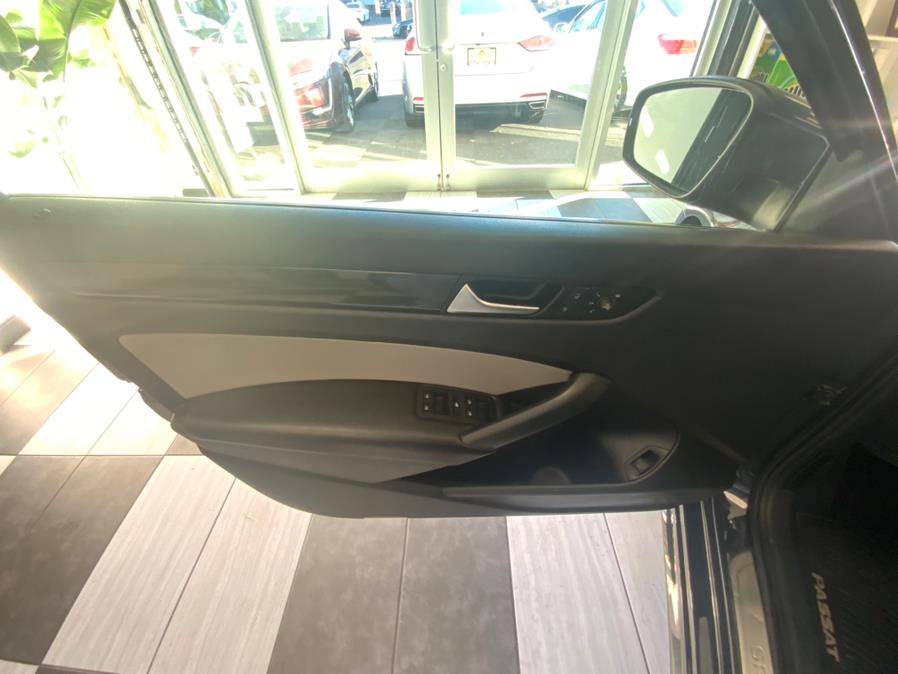2015 Volkswagen Passat 4dr Sdn 1.8T Auto Sport PZEV photo