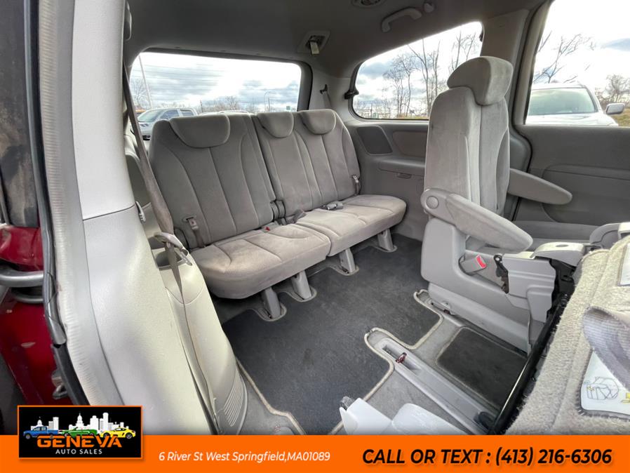 2007 Hyundai Entourage GLS photo