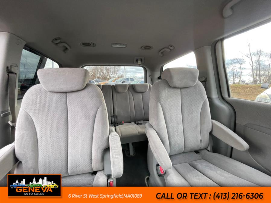 2007 Hyundai Entourage GLS photo