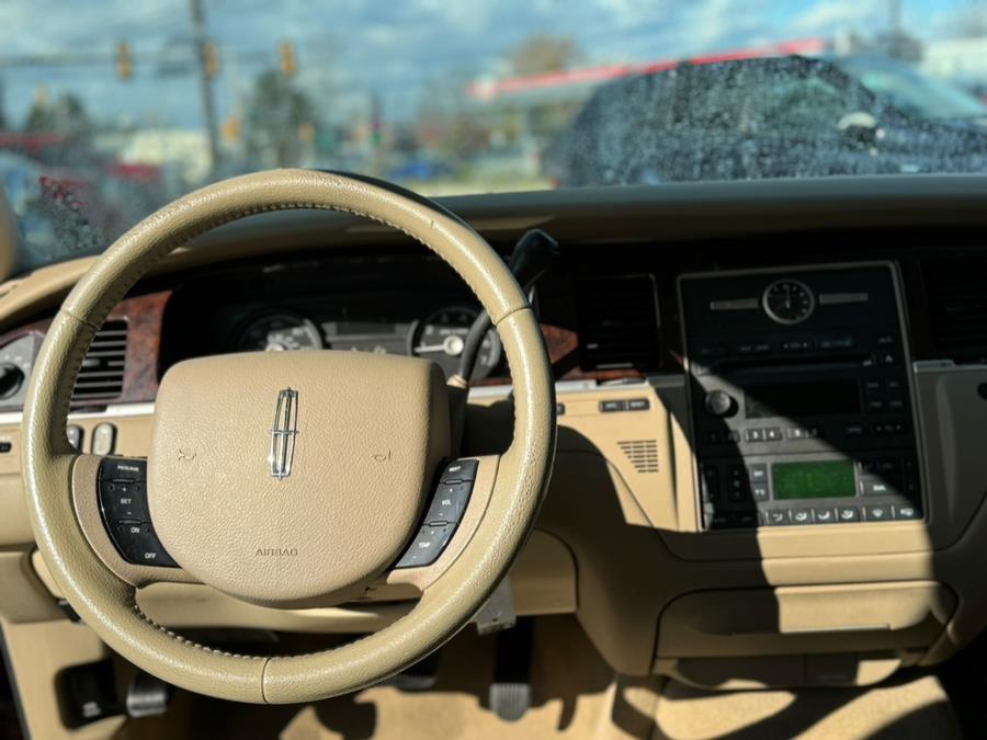 2007 Lincoln Town Car Signature photo