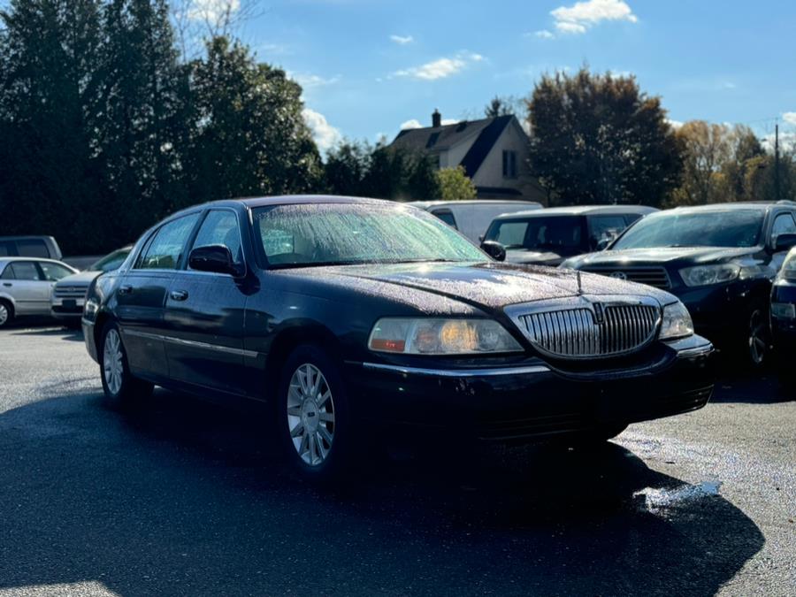 The 2007 Lincoln Town Car Signature photos