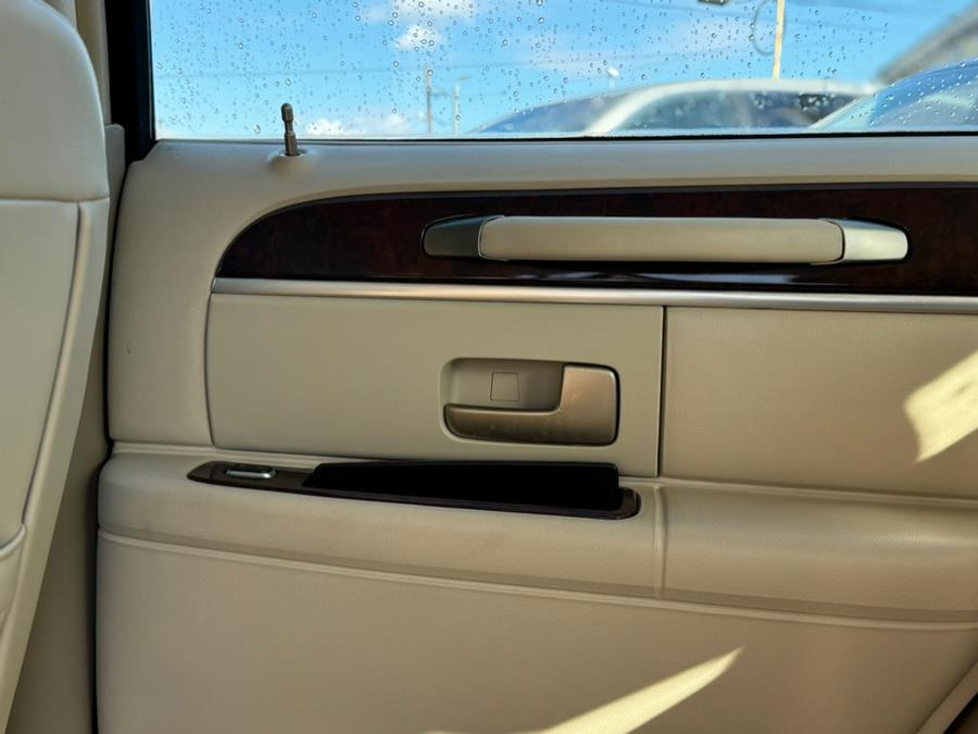 2007 Lincoln Town Car Signature photo
