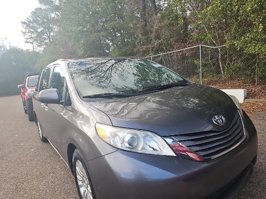 2017 Toyota Sienna Limited FWD 7-Passenger (Natl) photo