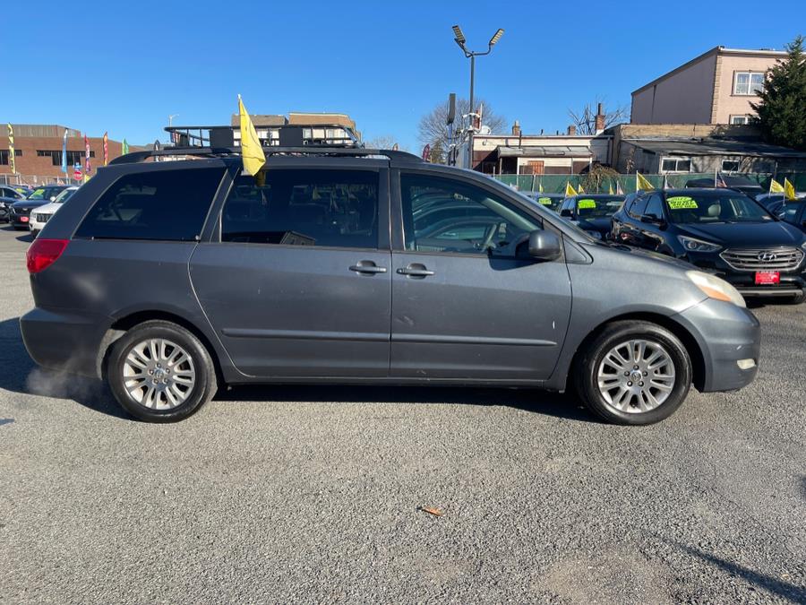 2010 Toyota Sienna XLE Limited photo