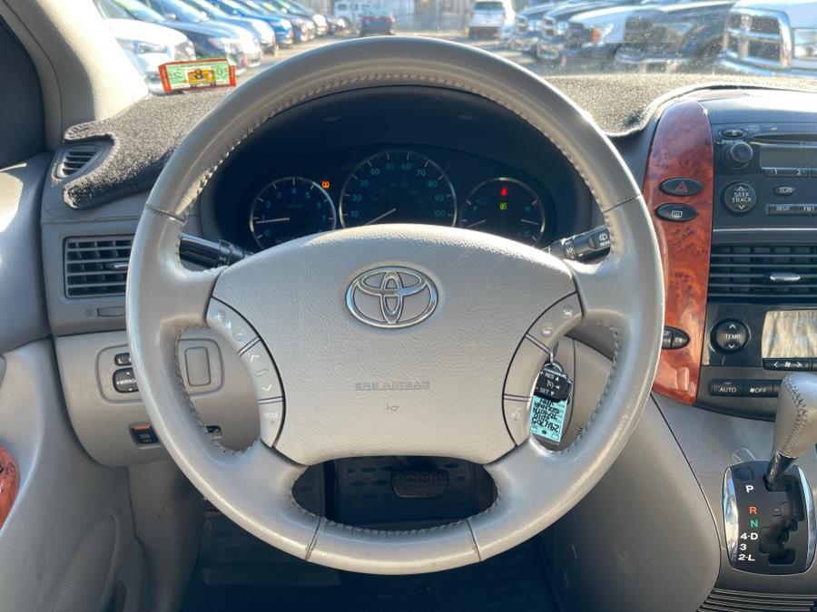 2010 Toyota Sienna XLE Limited photo
