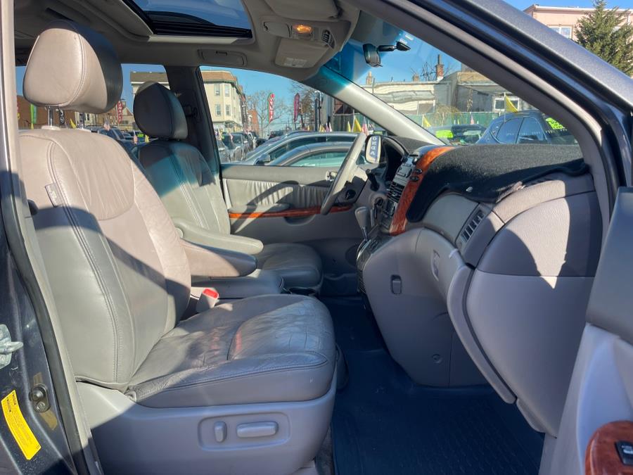 2010 Toyota Sienna XLE Limited photo
