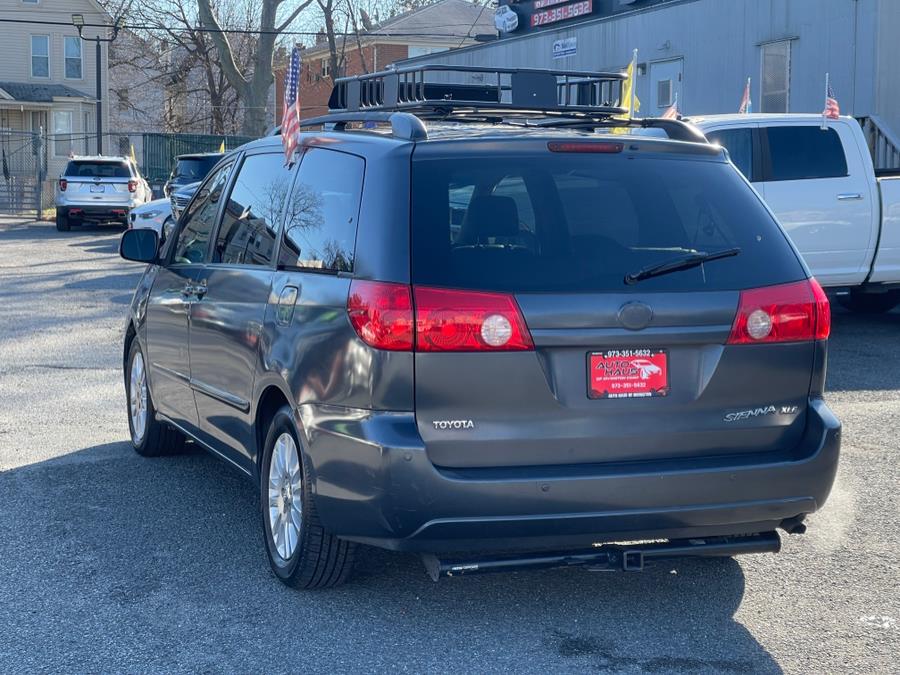 2010 Toyota Sienna XLE Limited photo