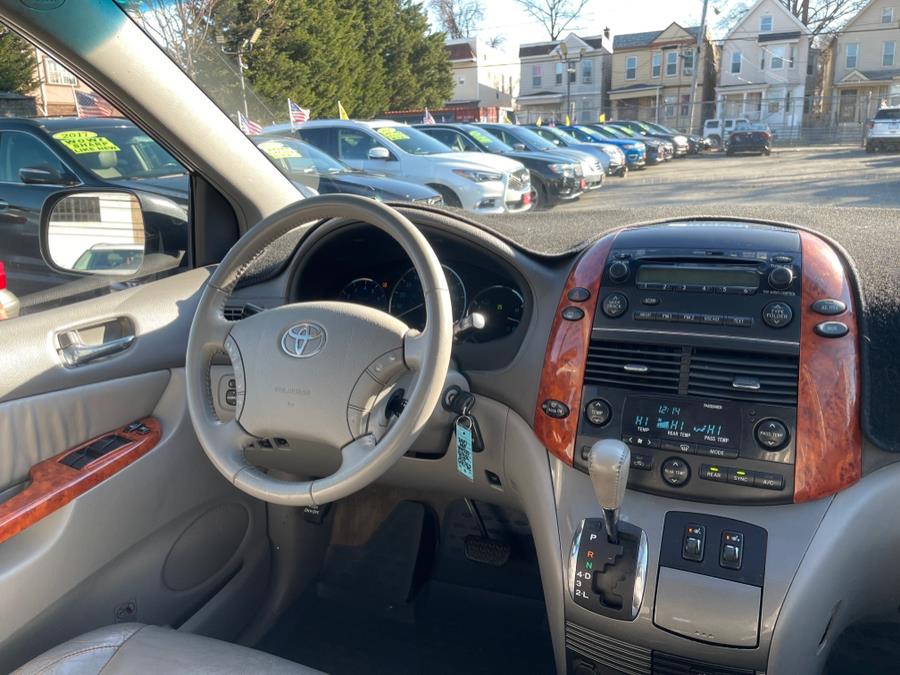 2010 Toyota Sienna XLE Limited photo