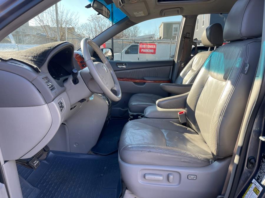 2010 Toyota Sienna XLE Limited photo
