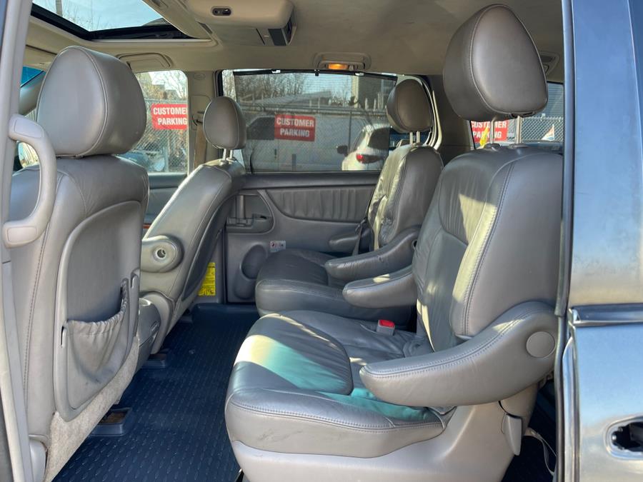 2010 Toyota Sienna XLE Limited photo