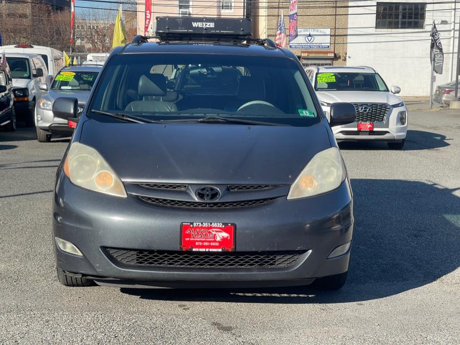 2010 Toyota Sienna XLE Limited photo