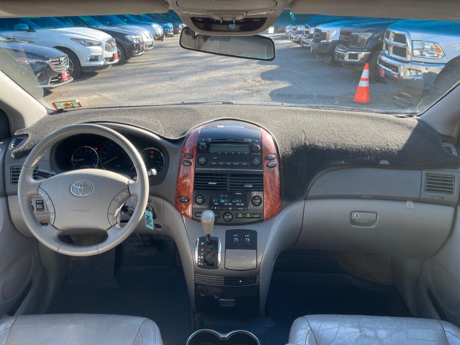 2010 Toyota Sienna XLE Limited photo