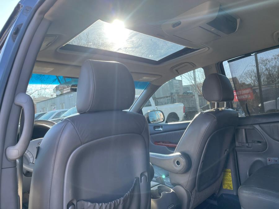 2010 Toyota Sienna XLE Limited photo