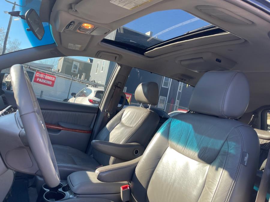 2010 Toyota Sienna XLE Limited photo