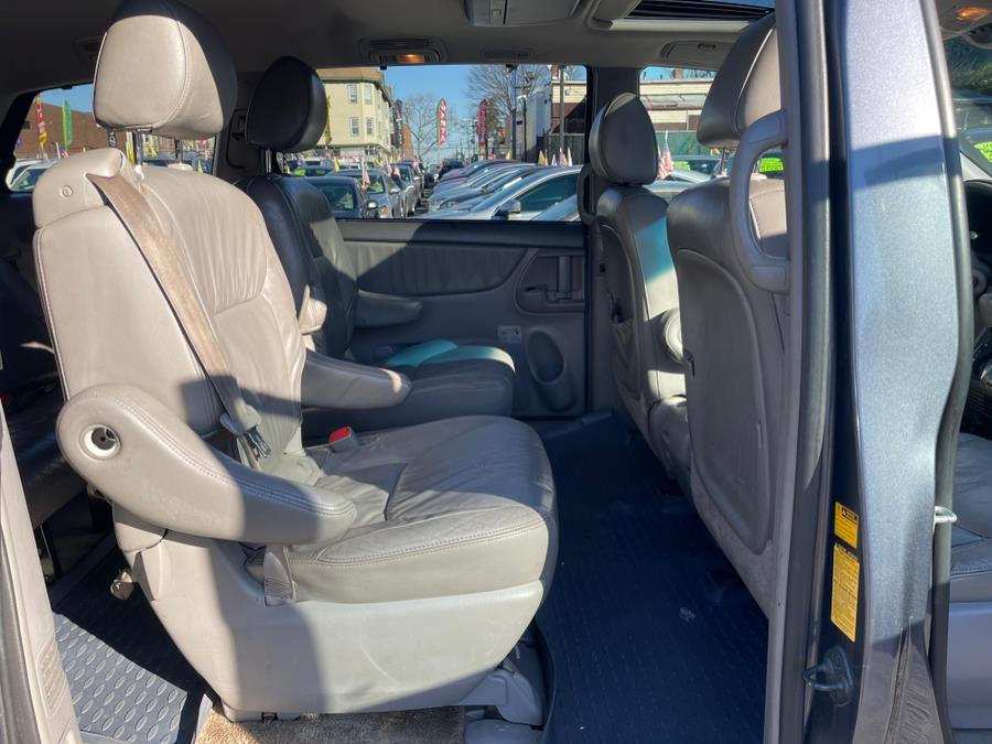 2010 Toyota Sienna XLE Limited photo