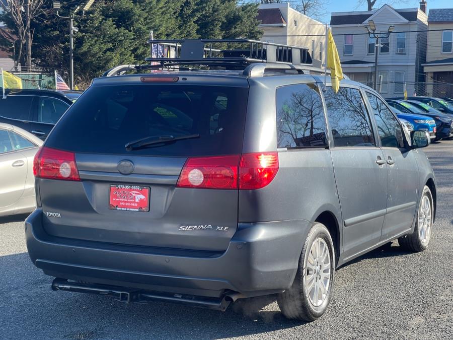2010 Toyota Sienna XLE Limited photo