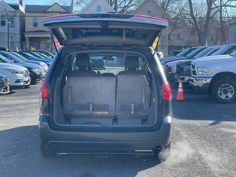 2010 Toyota Sienna XLE Limited photo