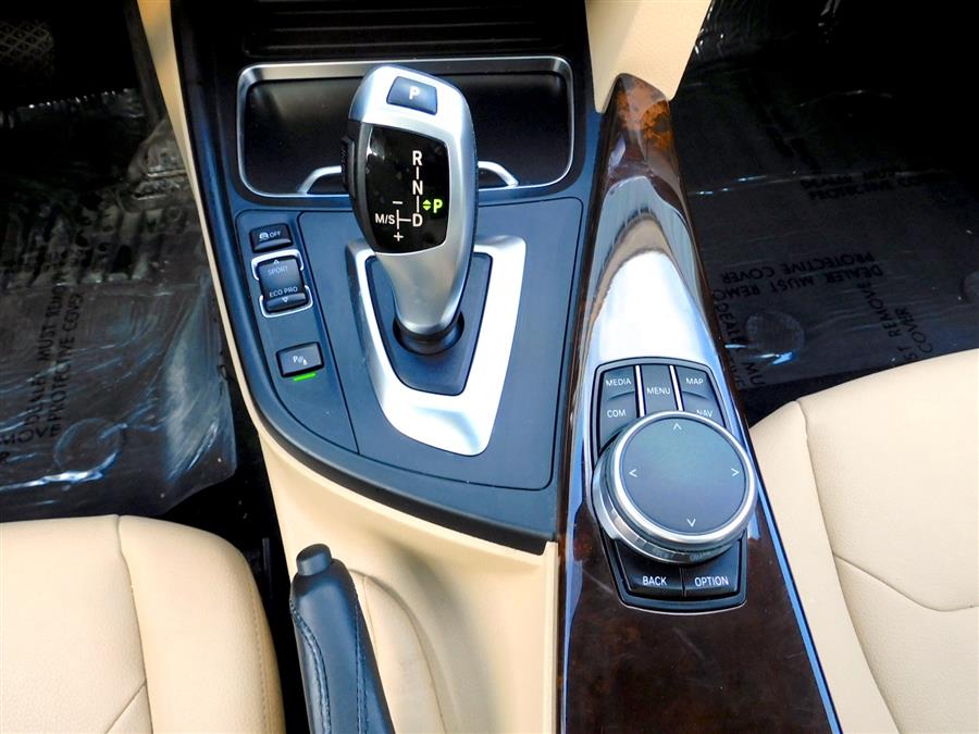 2017 BMW 3-Series 320i xDrive Sedan photo