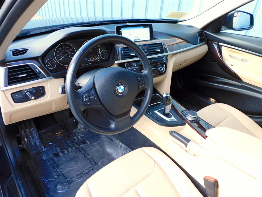 2017 BMW 3-Series 320i xDrive Sedan photo