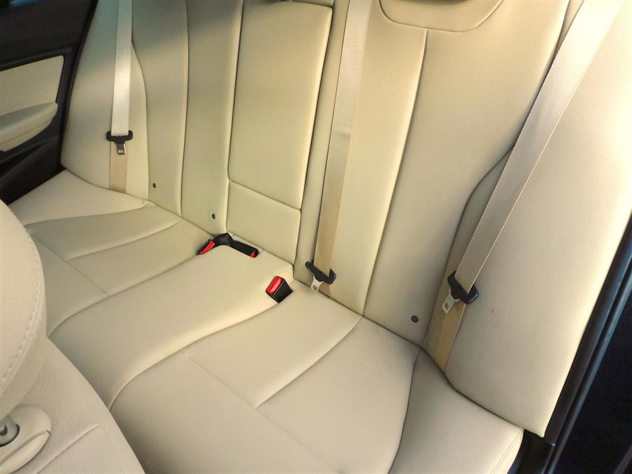2017 BMW 3-Series 320i xDrive Sedan photo