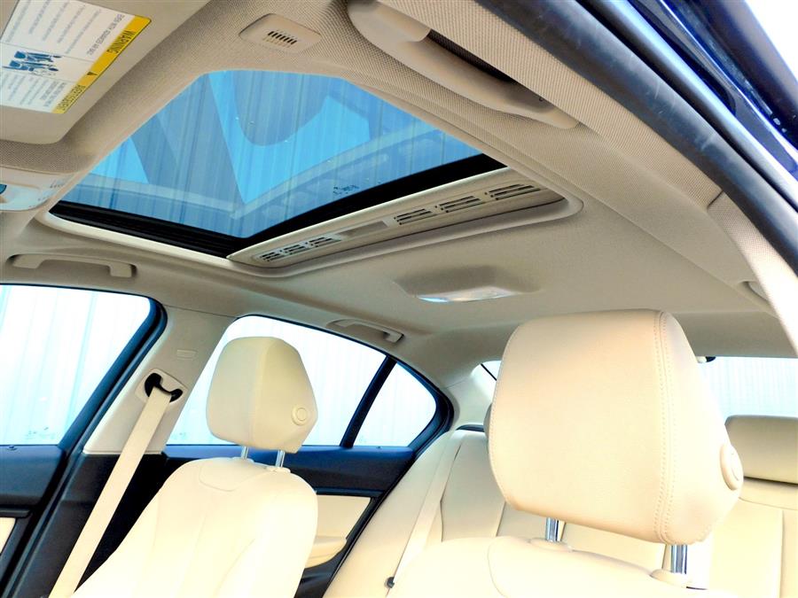 2017 BMW 3-Series 320i xDrive Sedan photo