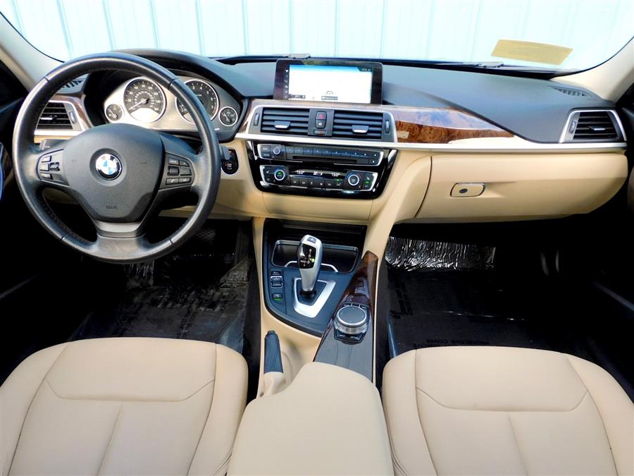 2017 BMW 3-Series 320i xDrive Sedan photo