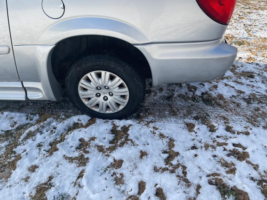 2005 Chrysler Town & Country LX photo