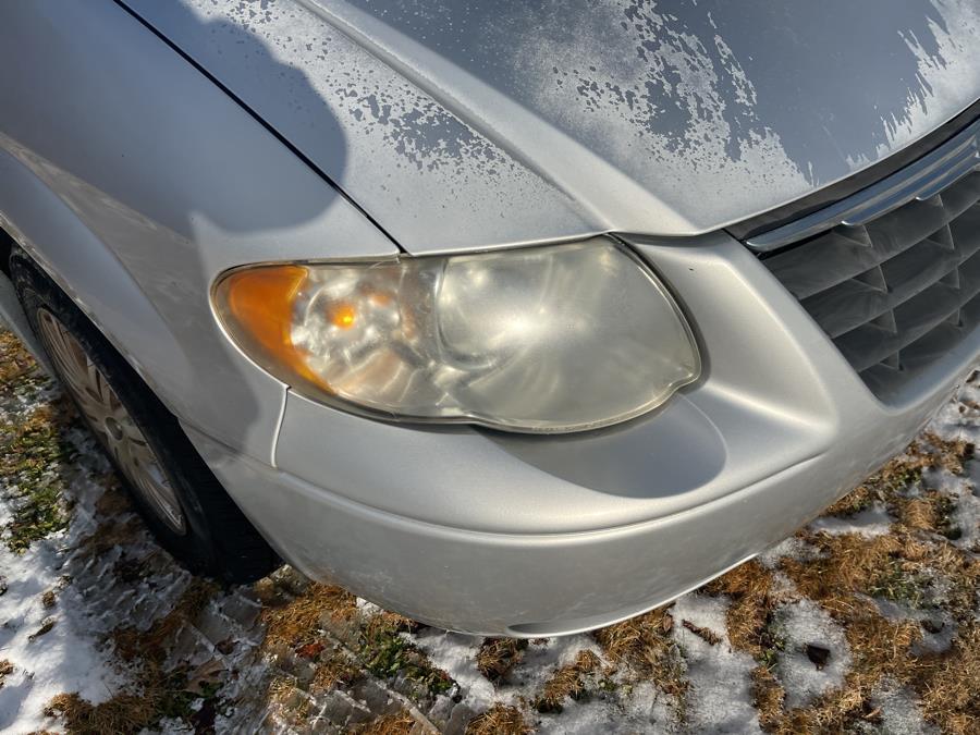 2005 Chrysler Town & Country LX photo
