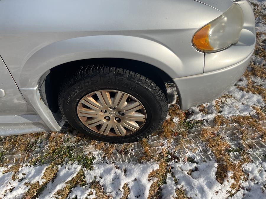 2005 Chrysler Town & Country LX photo