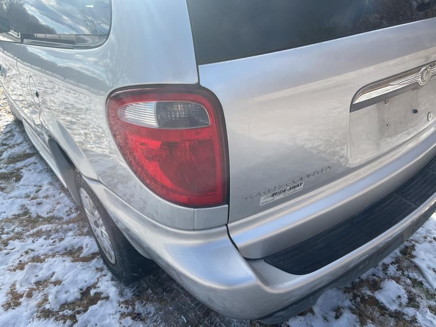 2005 Chrysler Town & Country LX photo