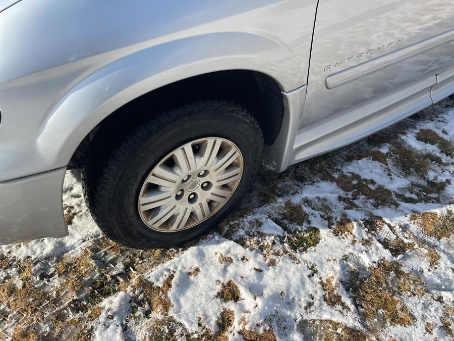 2005 Chrysler Town & Country LX photo