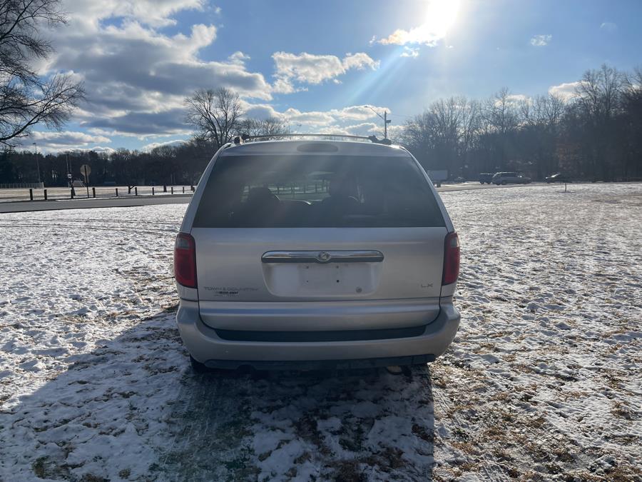 2005 Chrysler Town & Country LX photo