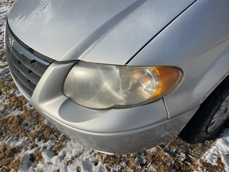 2005 Chrysler Town & Country LX photo
