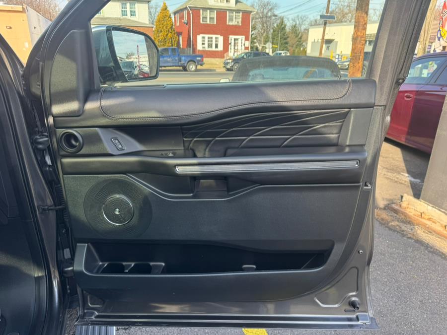 2021 Ford Expedition Platinum 4x4 photo