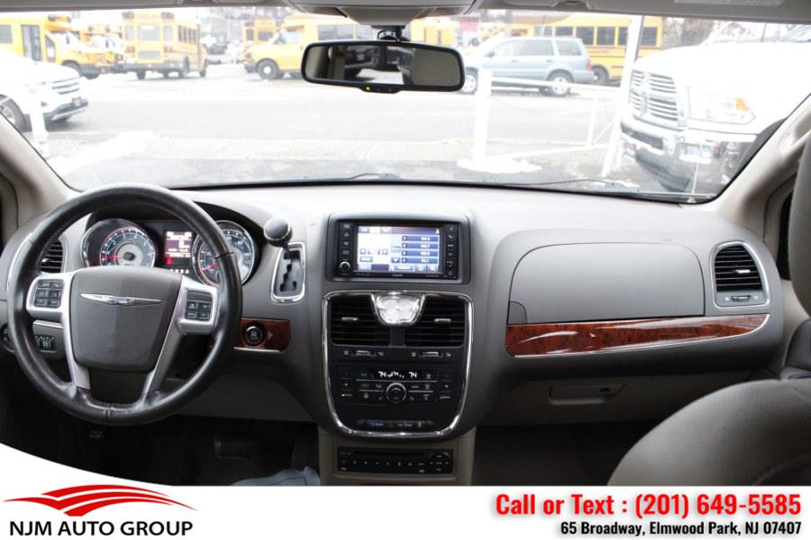 2012 Chrysler Town & Country Touring-L photo