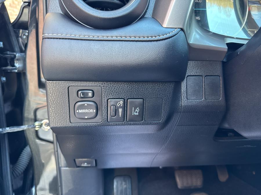 2017 Toyota RAV4 Hybrid XLE AWD photo