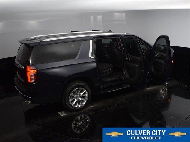 2023 Chevrolet Suburban Premier photo