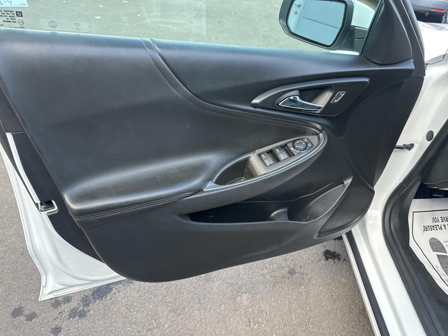 2021 Chevrolet Malibu 4dr Sdn LT photo