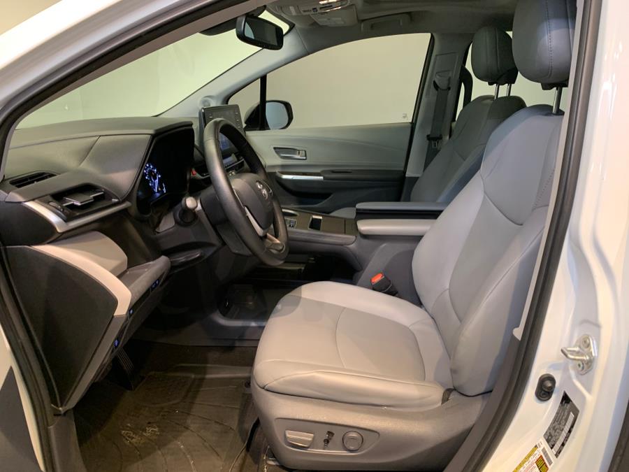 2021 Toyota Sienna XLE FWD 8-Passenger (Natl) photo