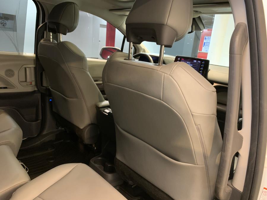 2021 Toyota Sienna XLE FWD 8-Passenger (Natl) photo
