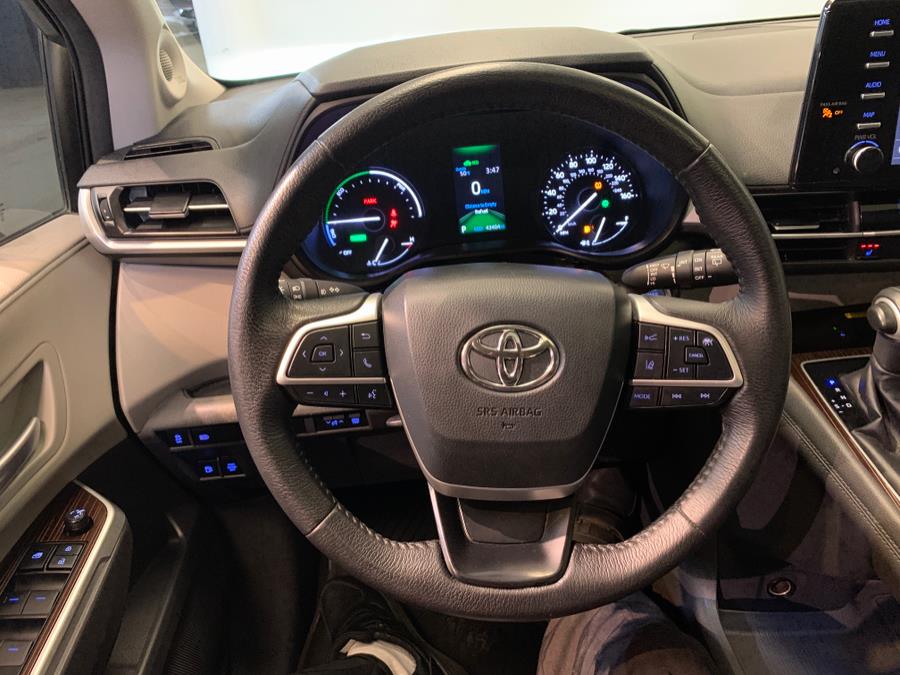 2021 Toyota Sienna XLE FWD 8-Passenger (Natl) photo