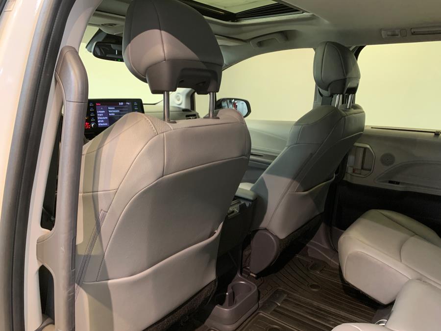 2021 Toyota Sienna XLE FWD 8-Passenger (Natl) photo