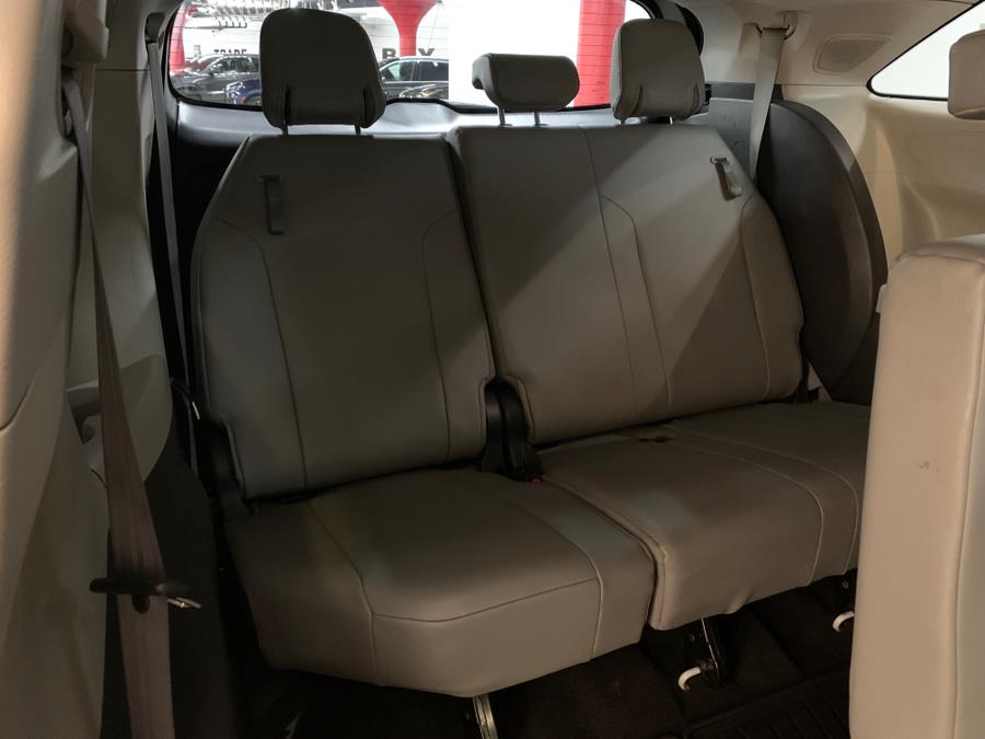 2021 Toyota Sienna XLE FWD 8-Passenger (Natl) photo